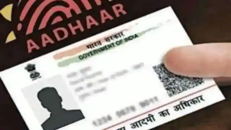 Surat Crime News: a man arrested by utran surat police due to case of made fake aadhar card, local news Crime: સુરતમાથી પકડાયુ નકલી આધારનું મસમોટું રેકેટ, 5000માં નકલી આધાર કાર્ડ બનાવી આપતા શખ્સની ધરપકડ