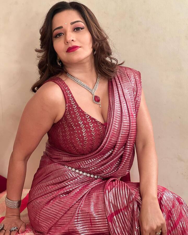 મોનાલિસાની આ તસવીરો સોશિયલ મીડિયામાં જોરદાર વાયરલ થઈ રહી છે.