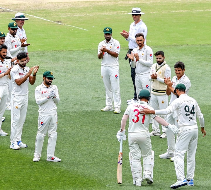 இவர் டெஸ்ட் கிரிக்கெட்டில் இருந்து ஓய்வு பெற்றுள்ளார்.