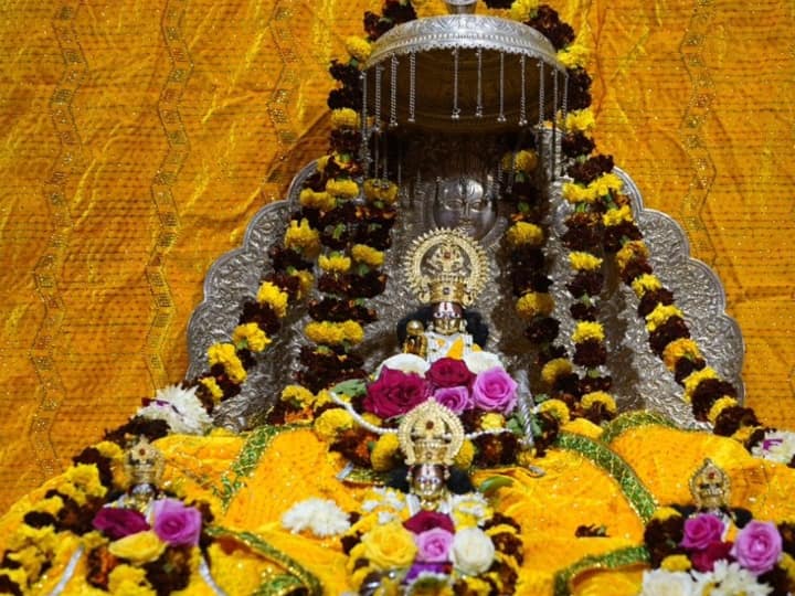 राम मंदिर ट्रस्ट के महासचिव ने कहा कि भगवान राम की जो बाल रूपी मूर्ति बनी है, वह 51 इंच की है और काले पत्थर से बनी है. इसके अलावा उन्होंने मंदिर की लंबाई और मुख्य गर्भगृह के साथ-साथ कई जानकारी दी. उन्होंने बताया कि यह मंदिर परंपरागत नगर शैली में बनाया जा रहा है.