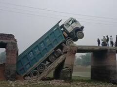 हरदोई में ताश के पत्तों की तरह गिरा पुल, हादसे के वक्त गुजर रहा ट्रक फंसा