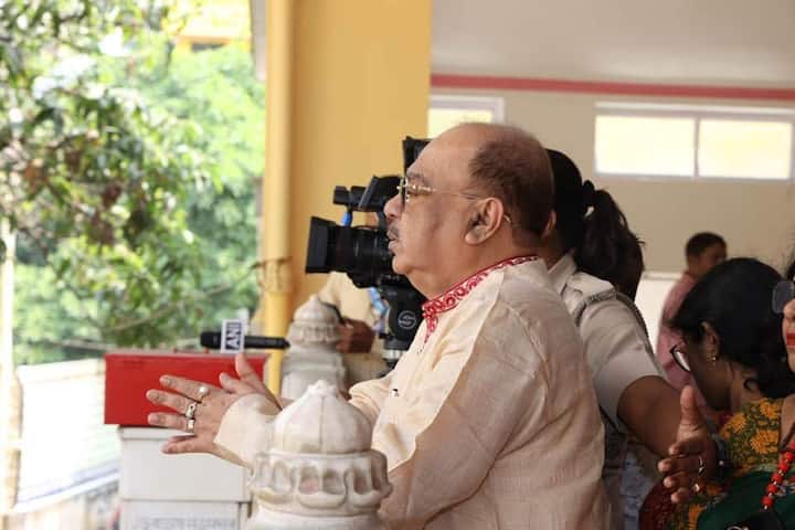 রত্না  বলেন, উনি তো বরাবরই রাজনীতিতে ছিলেন। আমাদের বিয়ে হয়েছিল, যখন উনি কাউন্সিলর। মাঝখানে শোভনবাবুর একটা বিচ্যুতি ঘটল। তিনিও সরে গেলেন পলিটিক্স থেকে।