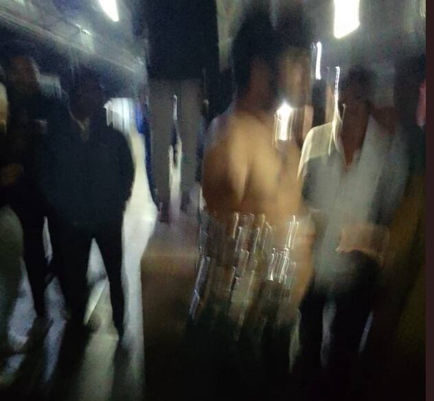 4 accused caught with liquor bottles in Kutch Express near Navsari Crime News: નવસારી નજીક કચ્છ એક્સપ્રેસમાંથી ઝડપાયો વિદેશી દારૂ, શરીર પર બોટલો બાંધીની હેરાફેરી