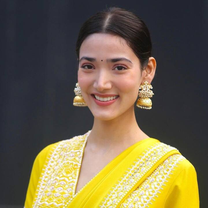 আর এই ছবিতে বিক্রান্ত মেসির অভিনয়ের পাশাপাশি সমানভাবে প্রশংসিত হয়েছে শ্রদ্ধা যোশীর চরিত্রে মেধা শঙ্করের অভিনয়। বলা যায় মেধা শঙ্করই এখন নেট দুনিয়ার নয়া ক্রাশ! চেনেন এই মেধা শঙ্করকে?   ছবি- ইনস্টাগ্রাম