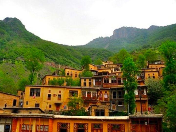 मिडिल ईस्ट में एक देश है ईरान. ईरान का इतिहास काफी पुराना रहा है. इस मुस्लिम देश की स्थिति जो आज है कई सालों पहले यह इससे काफी बेहतर हुआ करती थी. इस खबर में हम ईरान के एक अनोखे गांव के बारे में बात करेंगे. जहां की सड़के काफी खास मानी जाती हैं.