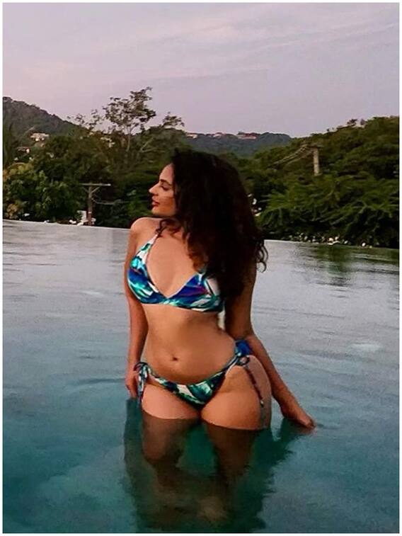 బ్లూ బికినీలో చిల్ అవుతోన్న సీరత్ - గ్లామర్ ఫోటోలు 