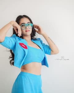 Deepthi Sunaina Photos: దీప్తి సునయన, ఆ ముద్దు ఎవరు పెట్టారమ్మా!