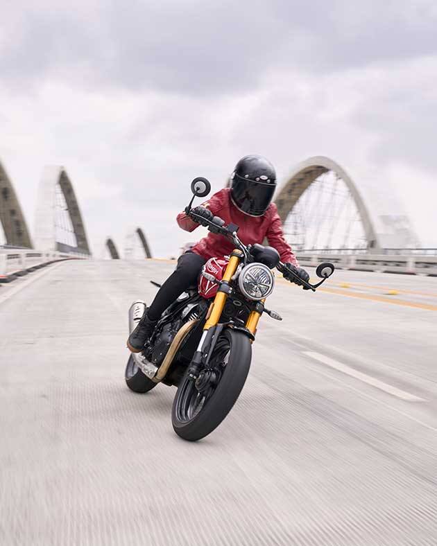 1. ट्रायम्फ स्पीड 400/100 स्क्रॅम्बलर 400एक्स (Triumph Speed 400/100 Scrambler 400X)   ब्रिटीश बाइक निर्माता कंपनी ट्रायम्फने बजाज ऑटोच्या सहकार्याने या दोन्ही बाईक भारतीय ग्राहकांसाठी यंदा अतिशय कमी किंमतीत सादर केल्या आहेत. या दोन्ही बाईक भारतातील कंपनीची सर्वात स्वस्त बाईक म्हणून लाँच करण्यात आल्या होत्या. स्पीड 400 आणि स्क्रॅम्बलर 400 एक्स त्यांच्या परफॉर्मन्स आणि क्वालिटीमुळे लोकांना खूप आवडतात. दोन्ही बाईकचा लूकही खूप चकाचक आहे. ट्रायम्फच्या या दोन्ही बाइक्समध्ये 398 सीसी सिंगल सिलिंडर इंजिन आहे जे 8,000 आरपीएमवर 40 बीएचपीपॉवर आणि 6,500 आरपीएमवर 37.5 एनएम टॉर्क आउटपुट जनरेट करते. ट्रायम्फ स्पीड 400 ची किंमत 2.33 लाख रुपयांपासून (एक्स-शोरूम) सुरू होते. photo credit :triumphmotorcycles