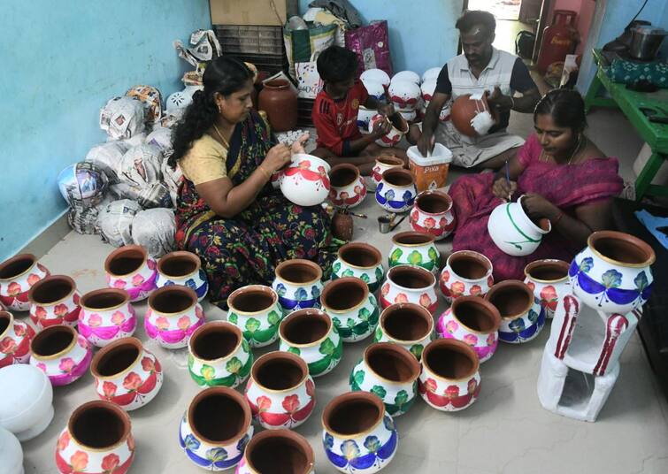 Thoothukudi news Pongal pots prepared for Pongal got dissolved in floods Will the government lend a helping hand? - TNN பொங்கலுக்காக தயார் செய்து வைத்திருந்த பொங்கல் பானைகள் வெள்ளத்தில் கரைந்து சோகம் - அரசு உதவிக்கரம் நீட்டுமா?