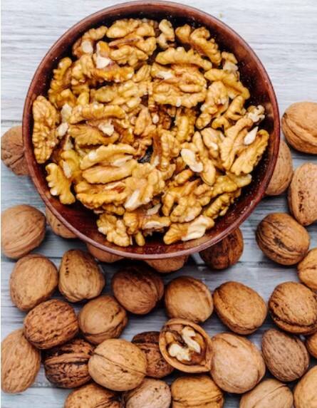 ਅਖਰੋਟ ਇਨ੍ਹਾਂ ਸੁੱਕੇ ਮੇਵਿਆਂ ਵਿੱਚੋਂ ਇੱਕ ਹੈ, ਜਿਸ ਨੂੰ ਲੋਕ ਅਕਸਰ ਆਪਣੇ ਦਿਮਾਗ ਅਤੇ ਯਾਦਦਾਸ਼ਤ ਨੂੰ ਤੇਜ਼ ਕਰਨ ਲਈ ਆਪਣੀ ਖੁਰਾਕ ਦਾ ਹਿੱਸਾ ਬਣਾਉਂਦੇ ਹਨ। ਪਰ ਸਰਦੀਆਂ ਦੇ ਵਿੱਚ ਇਸਦਾ ਸੇਵਨ ਕਰਨ ਸਿਹਤ ਲਈ ਚੰਗਾ ਹੁੰਦਾ ਹੈ।