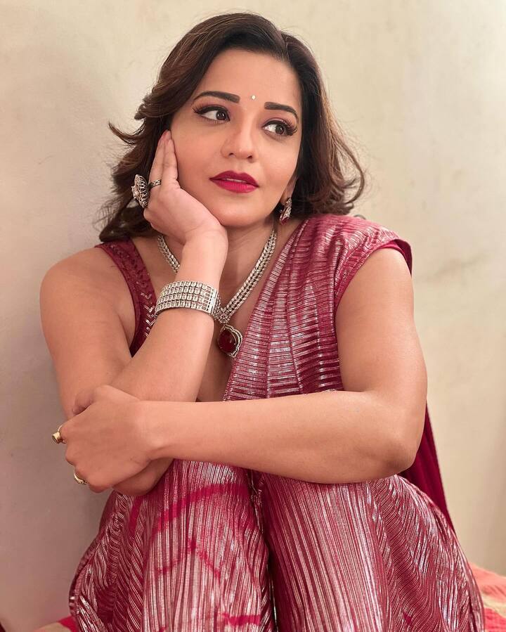 અભિનેત્રીએ અલગ-અલગ અંદાજમાં ખૂબ જ શાનદાર પોઝ આપ્યા છે.