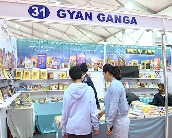 A book fair organized in Ahmedabad's GMDC has come under controversy Ahmedabad: GMDCમાં આયોજીત બુક ફેર આવ્યો વિવાદમાં, બળાત્કારના આરોપી આસારામના પુસ્તોકોનું વેંચાણ થતા ખળભળાટ