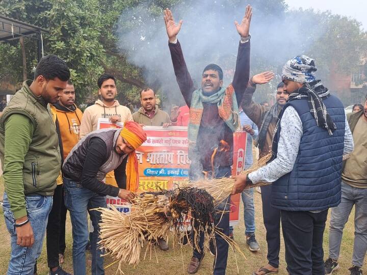 ABVP attacks JDU MP Kaushalendra Kumar controversial statement regarding Ram Temple ANN Bihar News: जेडीयू सांसद कौशलेंद्र कुमार के विवादित बयान राजनीति गरमाई, abvp ने फूंका पुतला, गंगा जल भी छींटा