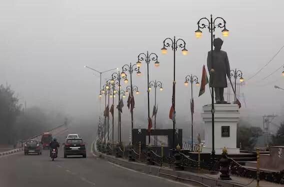 હવામાન વિભાગનું કહેવું છે કે 6 જાન્યુઆરી દરમિયાન રાજસ્થાન, પંજાબ, હરિયાણા, ચંદીગઢના અલગ-અલગ ભાગોમાં કડકડતી ઠંડીના દિવસો રહેવાની સંભાવના છે. આ સાથે ઉત્તર પ્રદેશ અને બિહારના કેટલાક ભાગોમાં ગાઢ ધુમ્મસ રહેશે. જમ્મુ-કાશ્મીર, હિમાચલ પ્રદેશ અને ઉત્તરાખંડમાં ધુમ્મસને લઈને એલર્ટ પણ જારી કરવામાં આવ્યું છે.