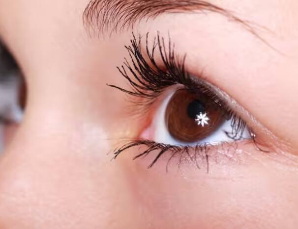 ਬਾਹਰ ਜਾਣ ਸਮੇਂ ਚੰਗੀ ਕੁਆਲਿਟੀ ਦੇ ਸਨਗਲਾਸ ਪਾਉਣੇ ਚਾਹੀਦੇ ਤਾਂ ਜੋ ਅੱਖਾਂ ਨੂੰ ਠੰਡ ਅਤੇ ਪ੍ਰਦੂਸ਼ਣ ਤੋਂ ਬਚਾਇਆ ਜਾ ਸਕੇ।