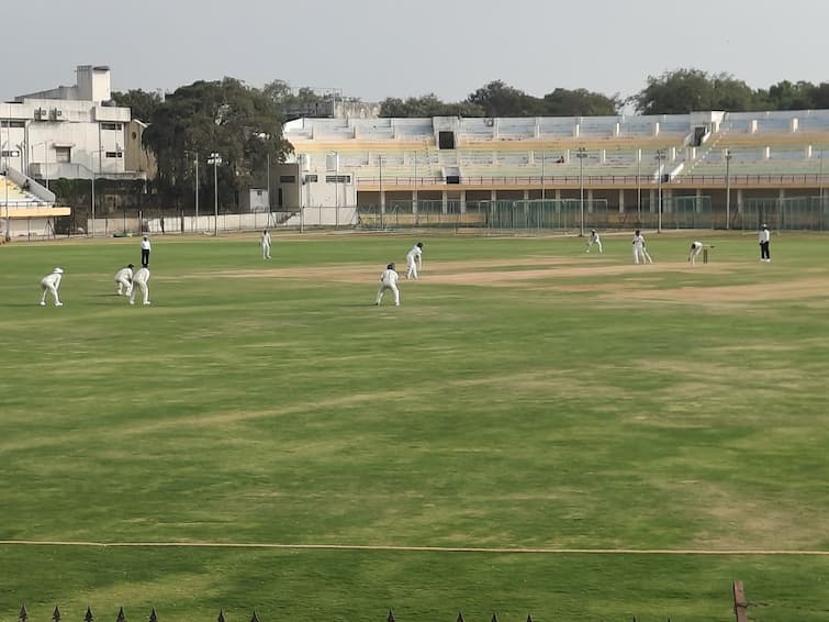 Solapur Ranji Cricket Match after 30 years maharashtra vs manipur live score today kedar jadhav abpp 29 वर्षानंतर सोलापुरात रणजी सामन्याचा थरार, 1994 मध्ये झालेल्या सामन्यात काय झालं होतं?