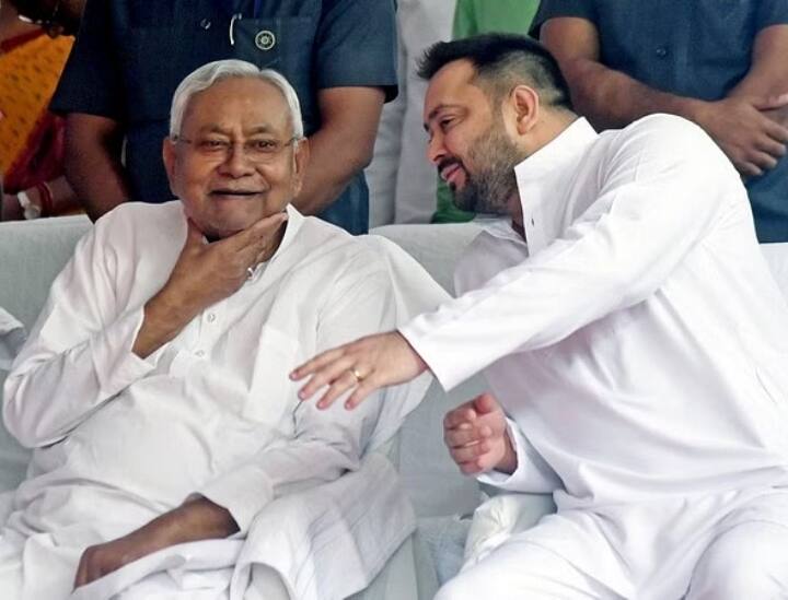 Giriraj Singh Targets Nitish Kumar Tejashwi Yadav Meeting Says Bihar CM Trapped by Lalu Prasad Yadav Bihar Politics: सीएम नीतीश और तेजस्वी की मुलाकात पर गिरिराज सिंह का निशाना, बोले- ‘रूठे-रूठे हैं चाचा मनाऊं कैसे...’