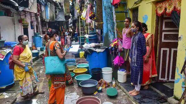इतनी अधिक आबादी के चलते धारावी को दुनिया का सबसे घना इलाका भी कहा जाता है. करीब दो वर्ग किमी के एरिया में इतने लोगों का बसना बहुत बड़ी बात है.