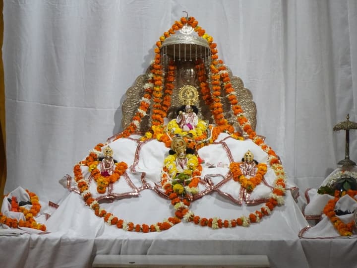 अयोध्या में रामलला के प्राण प्रतिष्ठा कार्यक्रम की तैयारियां जोरों शोरों से चल रही है. रामजन्मभूमि तीर्थ क्षेत्र ट्रस्ट के महासचिव चंपत राय ने मंदिर के अंदर भगवान श्रीराम के बाल स्वरूप मूर्ति के विराजमान होने वाली मूर्ति को लेकर जानकारी दी.