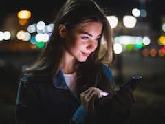 कंप्यूटर, मोबाइल के स्क्रीन से पड़ सकती हैं चेहरे पर झुर्रियां, जानें कैसे?