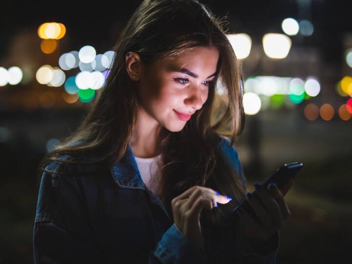 कई शोधों से पता चला है कि मोबाइल की नीली लाइट, सूरज की हानिकारक यूवी किरणों के समान ही हमारी स्किन को नुकसान पहुंचा रही है. इसके वजह से स्किन पर हाइपरपिगमेंटेशन, झुर्रियां, मुंहासे और ब्लैकहेड्स जैसी समस्याएं होने लगती है.