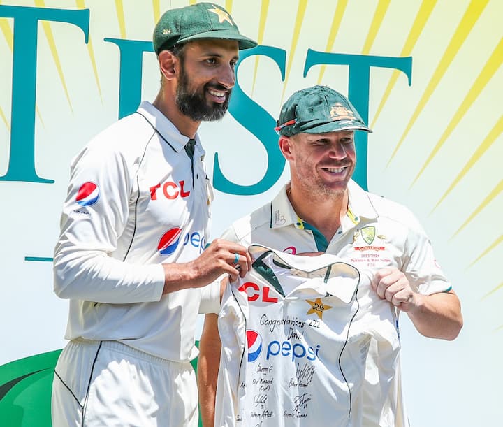 பாகிஸ்தான் வீரர்கள் பாபர் அசாம் ஜெர்சியில் கையெழுத்திட்டு பாகிஸ்தான் வீரர்கள் ஒப்பந்தம் அன்பளிப்பாக அளித்தனர்