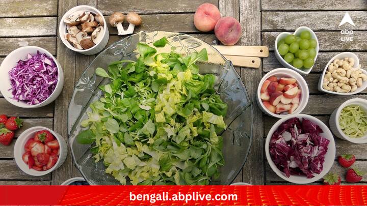 স্বাস্থ্যকর ডায়েট: অ্যান্টিঅক্সিডেন্ট, ওমেগা থ্রি ফ্যাটি অ্যাসিড ও ভিটামিন ত্বক সুন্দর সতেজ রাখার জন্য বিশেষভাবে জরুরি। তাই রোজকার খাবারেও সেই উপাদানগুলি রাখুন। এতে যতই বয়স বাড়ুক, ত্বকের জেল্লা হারাবে না।