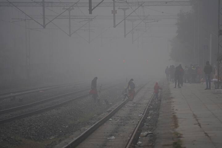 अब सवाल ये खड़ा होता है कि शीतलहर की स्थिति मानी कब जाती है. तो इसका जवाब है कि जब ठंडी हवाएं तेज चलने लगती हैं और उसकी वजह से तापमान में ना केवल तेज गिरावट दर्ज की जाती है जिसके चलते ठंड बहुत तेजी से बढ़ने लगती है तो उस स्थिति को शीतलहर कहा जाता है.