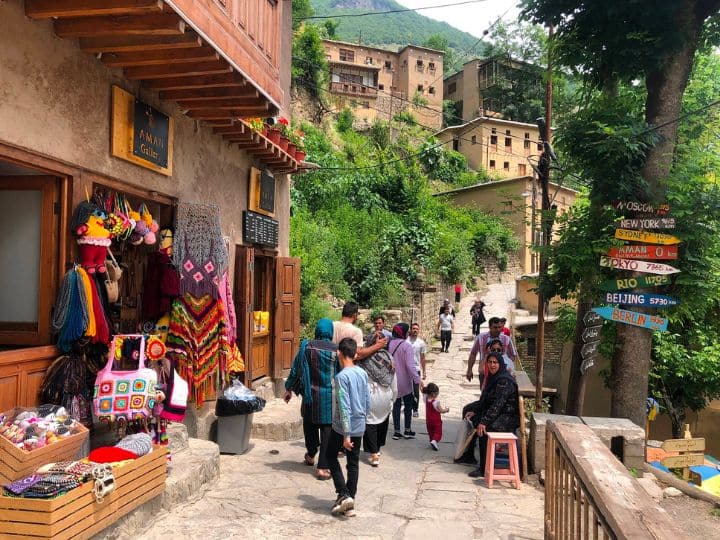 ईरान में एक गांव है जो कि गीलान प्रांत में है. इस गांव का नाम है मासुलेह. यह पूरा गांव मिट्टी की ईंटों से बना हुआ है. देखने में यह गांव बेहद ही खूबसूरत नजर आता है. इस गांव की जो सबसे बड़ी खासियत है वह है यहां बनी हुई सड़कें.