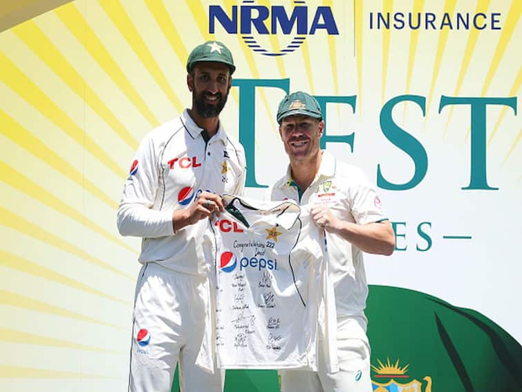 Pakistan Presents David Warner Signed Babar Azam Jersey Test Farewell Gift Viral Video WATCH: Pakistan Team Presents David Warner With Signed Babar Azam Jersey As Test Farewell Gift