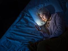 कंप्यूटर, मोबाइल के स्क्रीन से पड़ सकती हैं चेहरे पर झुर्रियां, जानें कैसे?