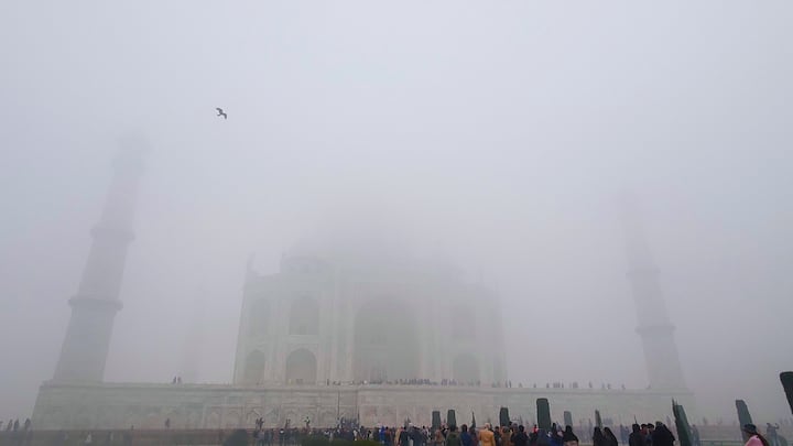 दिल्ली समेत पूरा उत्तर भारत कड़ाके की ठंड के चपेट में है. इस बीच आगरा से तस्वीर सामने आई है, जिसमें ताजमहल कोहरे के धुंध में लिपटा नजर आ रहा है. मौसम विभाग के अनुसार उत्तर प्रदेश के कुछ इलाकों में अगले दो दिनों तक सुबह और रात के समय घना कोहरा रहेगा