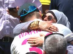 Photos: डेविड वार्नर ने ख्वाजा की मां को लगाया गले, दिल जीत लेंगी ये बेहद ही प्यारी तस्वीरें