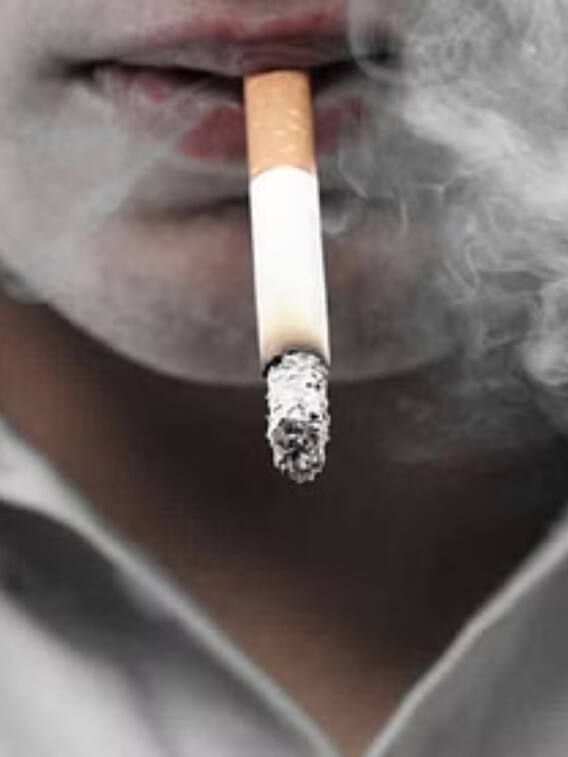 सिगरेट पीने से होंठ हो गए हैं काले, ऐसे करें गुलाबी