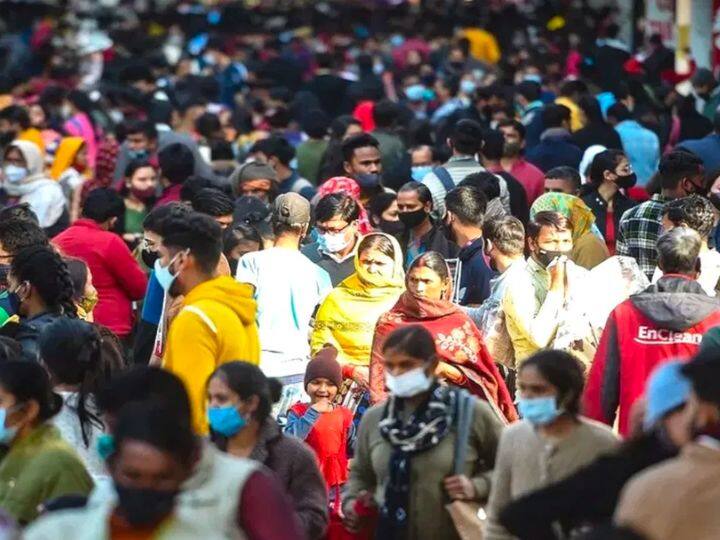 भारत की कुल जनसंख्या 142 करोड़ के ऊपर है जिसमें करीब 80 फ़ीसदी हिंदू हैं. तो वहीं 15 फीसदी मुसलमान है. भारत में सबसे ज्यादा इन्हीं दोनों धर्म के लोग रहते हैं. दुनिया में सबसे ज्यादा मुस्लिम आबादी की बात की जाए तो वह इंडोनेशिया में है. इसके बाद दूसरे नंबर पर पाकिस्तान आता है. तो वहीं तीसरे नंबर पर भारत आता है.