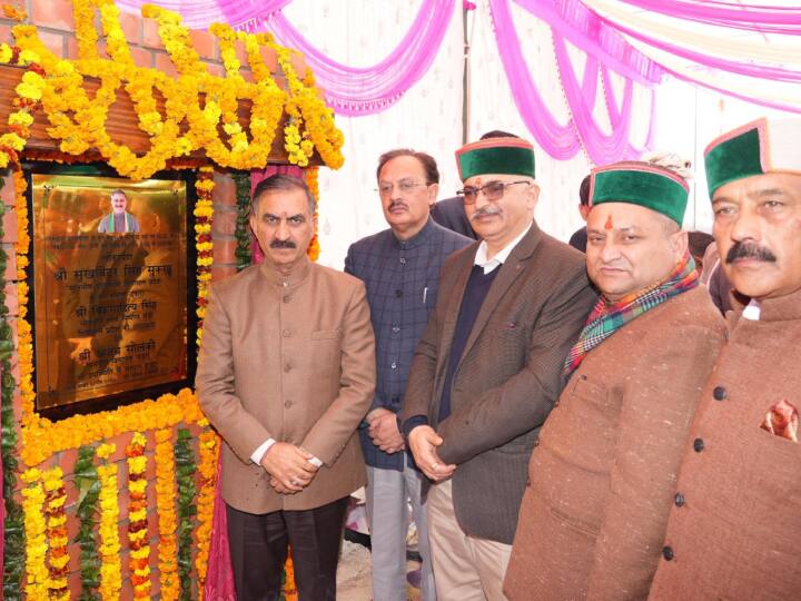 Himachal Pradesh CM Sukhvinder Singh Sukhu gifts development projects worth Rs 219 crore to Nahan ann Himachal News: दिल्ली से लौटे CM सुक्खू, नाहन को 219 करोड़ रुपए के विकास परियोजनाओं की दी सौगात