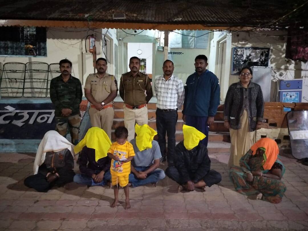 संतापजनक! यवतमाळमध्ये पोटच्या तीन वर्षांच्या मुलाला विकलं; त्याच पैशांतून बापाने मित्रांसोबच केली दारूची पार्टी Yavatmal Crime News three year old son of sold in Yavatmal For Alcohol Arni Police station संतापजनक! यवतमाळमध्ये पोटच्या तीन वर्षांच्या मुलाला विकलं; त्याच पैशांतून बापाने मित्रांसोबच केली दारूची पार्टी