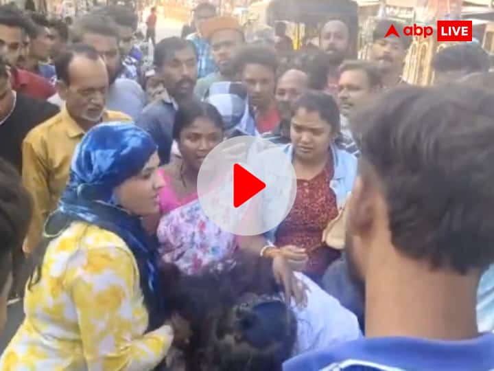 Bastar fight between two women on road over affair with husband video viral Chhattisgarh ann Watch: पति से अफेयर को लेकर बीच सड़क पर दो महिलाओं में हाई वॉल्टेज ड्रामा, मारपीट की Video Viral