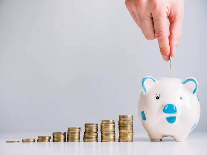 सरकार ने हाल ही में पोस्ट ऑफिस की टर्म डिपॉजिट स्कीम की ब्याज दरों को 10 बेसिस प्वाइंट्स बढ़ाया है. ऐसे में तीन साल की अवधि में इस दौरान 7 फीसदी के बजाय 7.10 फीसदी ब्याज का लाभ मिल रहा है.