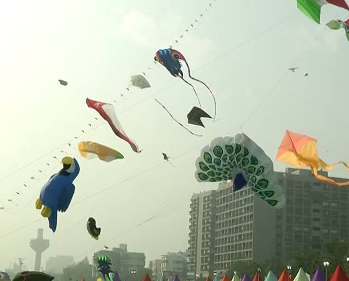 અમદાવાદના વલ્લભ સેવા સદન રિવરફ્રન્ટ ખાતે આજથી આ આંતરરાષ્ટ્રીય પતંગ મહોત્સવ ઉજવાશે. આમાં 55 દેશના 153 પતંગબાઝો આવશે અને પતંગ ઉડાવવાની મજા માણી રહ્યાં છે.