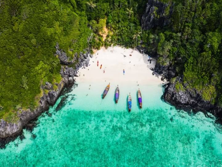 IRCTC Andaman Tour: आईआरसीटीसी अंडमान के लिए एक शानदार और बढ़िया टूर पैकेज लेकर आया है. इसमें सैलानियों को सस्ते दाम में अंडमान घूमने का मौका मिल रहा है. इस पैकेज का नाम है Andaman with Baratang Island ex Kolkata.