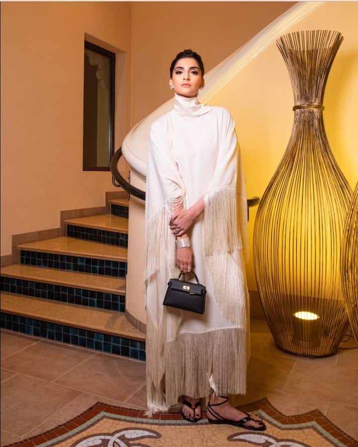 આ તસવીરોમાં સોનમ કપૂર  આ લુકમાં ચાહકો પર પોતાની સુંદરતાનો જાદુ પાથરી રહી છે.