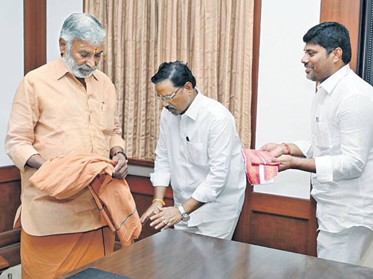 Satyavedu MLA Koneti Adimulam Meets Minister Peddireddy Ramachandra Reddy Minister Peddi Reddy: మంత్రి పెద్దిరెడ్డి కాళ్లకు మొక్కిన వైసీపీ దళిత ఎమ్మెల్యే