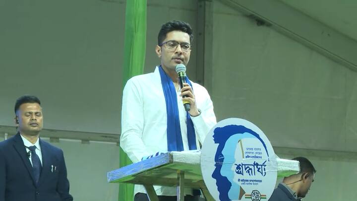 সব ধরনের অন্তর্কলহ বা অন্তর্দ্বন্দ্বের জল্পনা উড়িয়ে দিয়ে তাঁর দাবি, আসন্ন সাধারণ নির্বাচনে তৃণমূল ঐক্যবদ্ধভাবেই লড়বে। তাঁর কথায়, 'অনেকে বলছেন তৃণমূলে নতুন-পুরনোদের মধ্যে দ্বন্দ্ব রয়েছে। কোথাও কোনও দ্বন্দ্বের জায়গা নেই।'