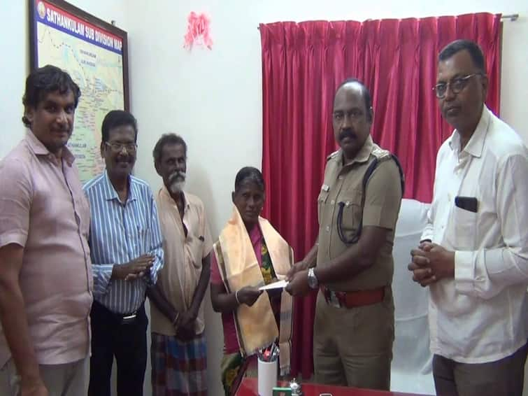 An old woman honestly finds and hands over chain despite her poverty in tuticorin sathankulam ஏழ்மையிலும் நேர்மை! காணாமல்போன ஒன்றரை சவரனை பத்திரமாக மீட்டுக் கொடுத்த மூதாட்டி!