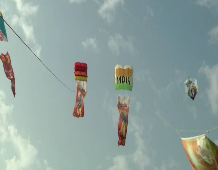 રાજ્યપાલ, મુખ્યમંત્રી સહિતના નેતાઓ આ આંતરરાષ્ટ્રીય પતંગ મહોત્સવમાં આજે હાજર રહ્યાં હતા.