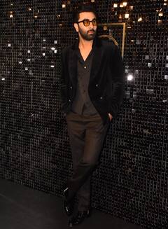 Animal Success Party: एनिमल की सक्सेस पार्टी में सितारों से सजी महफिल, डैंशिंग लुक में पहुंचे रणबीर-बॉबी, ब्लू स्विमसूट में Alia ने ढाया कहर