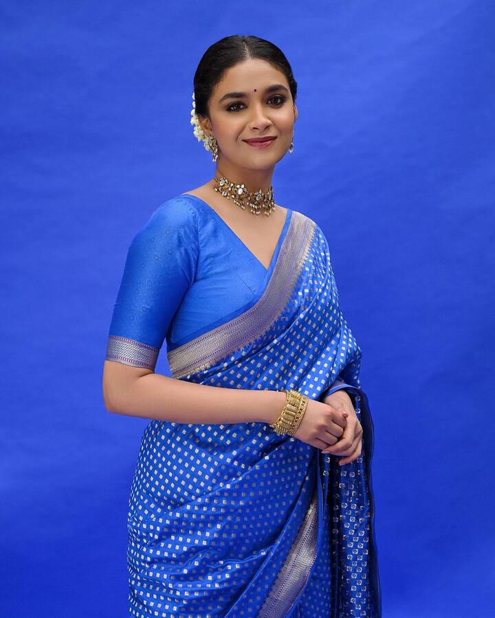 தற்போது இவர் நீல நிற புடவையில் சில அழகிய புகைப்படன்களை பகிர்ந்துள்ளார்.