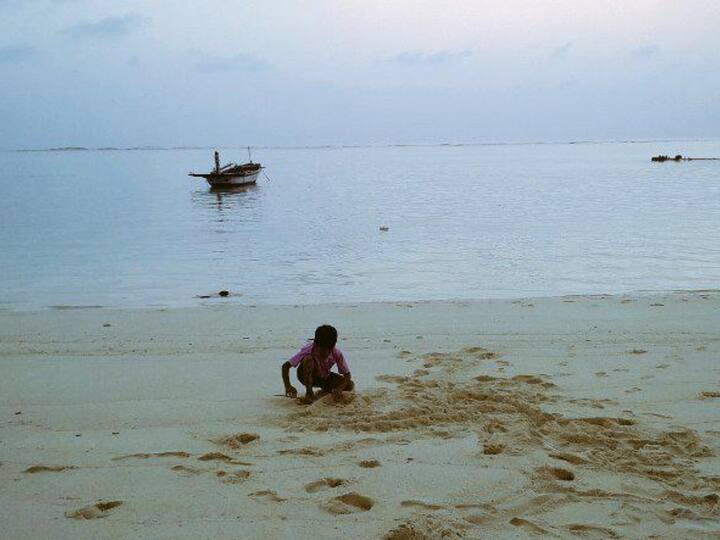 Kiltan Beach: Kiltan Island boasts a prominent 41-meter-high lighthouse, serving as a notable attraction in addition to the allure of Kiltan Beach. Visitors can leisurely stroll along the beach, then venture towards the lighthouse, capturing Instagram-worthy pictures amidst its impressive backdrop. (Image Source: Twitter/@abuarman4)