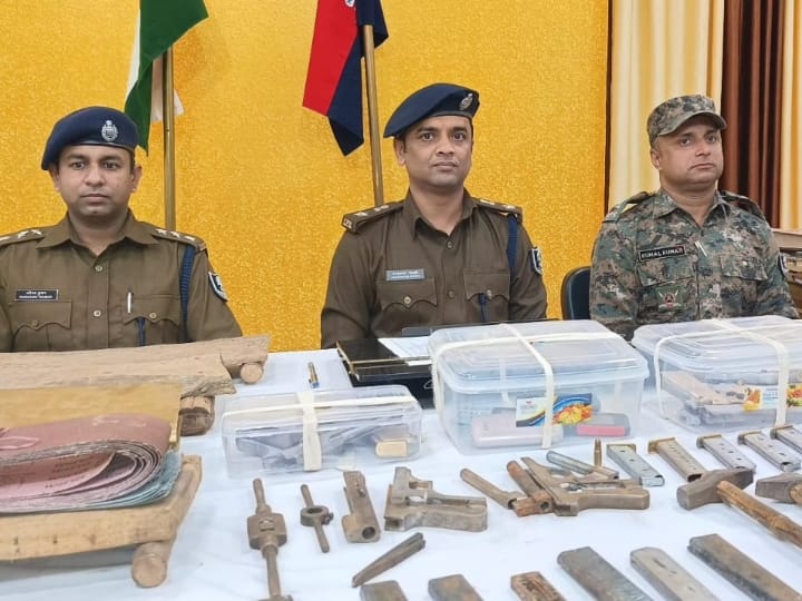 Munger Police and STF exposed mini gun factory Bihar Crime News Ann Bihar News: मुंगेर में पुलिस और STF ने मिनी गन फैक्ट्री का किया भंडाफोड़, भारी मात्रा में हथियार बरामद